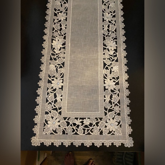Beautiful BRAND NEW Embroidered table runner - Picture 1 of 4